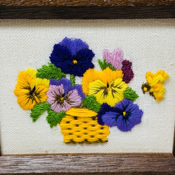 Small Vintage Mid Century Yarn Art Embroidered Box Frame Basket Flower Bouquet - Picture 6 of 9